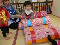 画像：1歳児の布団棒あそび1