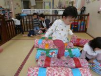 丸太の橋を渡る園児の様子の写真