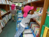 絵本を選ぶ園児の様子の写真