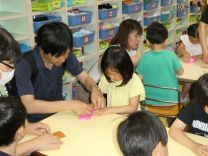 親子で折り紙をする様子の写真