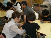 おりがみでクワガタを折る様子の写真