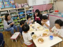 写真：4歳試食の様子1