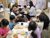 写真：4歳参観試食の様子3