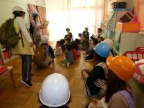 室内での避難訓練の様子の写真
