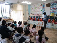 写真：4歳児クラスで絵本を読んでくれている場面