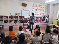 写真：5歳児クラスに絵本を読んでくれている場面