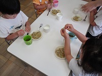 写真：そら豆を食べているところ