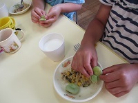 写真：そら豆の薄皮をむいているところ