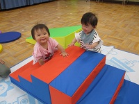 階段上りをしている様子の写真