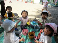 砂場で遊んでいる様子の写真