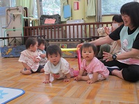 ホールで遊んでいる様子の写真
