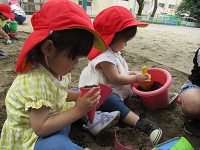 どろんこ遊びの様子の写真