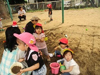 どろんこ遊びをしている2歳児の様子の写真