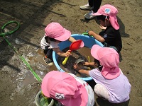 どろんこになっている2歳児の様子の写真