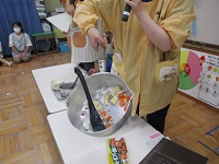 野菜を調理中のデモストレーションの写真