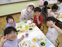 給食をホールで食べている様子の写真