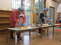 5歳児が調理をしている様子の写真