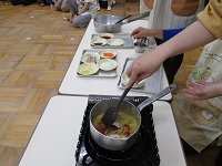 デモストレーションをしている様子の写真
