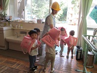 2歳児クラスの避難の様子の写真