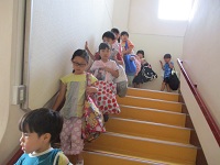 階段を下りて避難している様子の写真