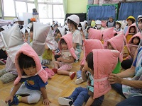避難してきた子供の様子の写真