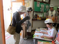 お迎え訓練に参加している保護者の様子の写真