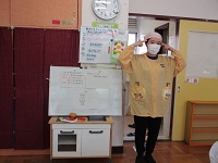 栄養士が事前指導をしている様子の写真