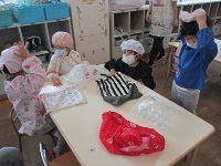 身支度をしている様子の写真