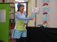 保育士がお話をしている写真