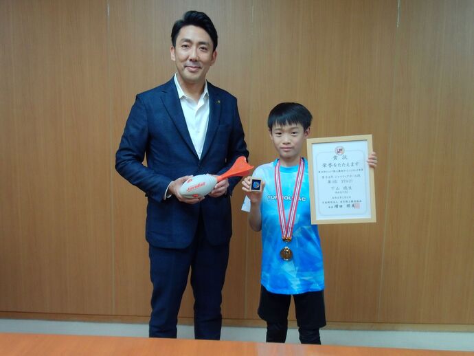 （左から）古賀市長、下山さん