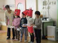 5歳児のお面紹介の写真です。