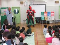ごみゼロまんが話している写真です。