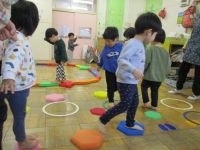ジャンプする子どもの写真です。
