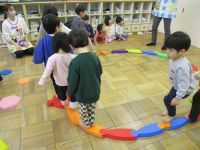 凸凹遊具を設定して遊んでいる写真です。