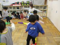 バランスを取りながら歩く写真です。