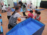 乳児用のボーリング遊びの様子の写真