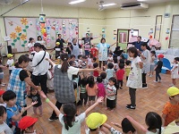 盆踊りを踊っている様子の写真