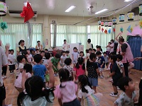 盆踊りを楽しんでる子どもの様子の写真
