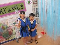 忍者屋敷の受付をしている子供の様子