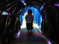 暗闇のトンネルを抜けている様子の写真