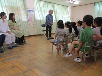 7匹のこやぎのお話しをしている様子の写真