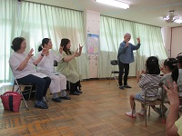 お話を聞かせている様子の写真