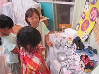 お面を選んでいる様子の写真