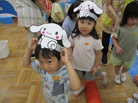 お面をつけて喜ぶ子供の様子の写真
