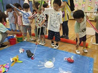 魚釣りをして遊んでいる子供の様子の写真