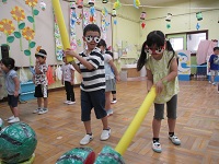 すいかわりをしている様子の写真
