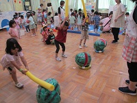 水かわりを楽しんでいる子供の写真