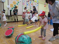 スイカ割を楽しむ幼児の様子の写真