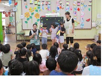 七夕飾りの紹介をしている5歳児の様子の写真