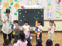 3歳児の笹飾りの紹介の様子の写真